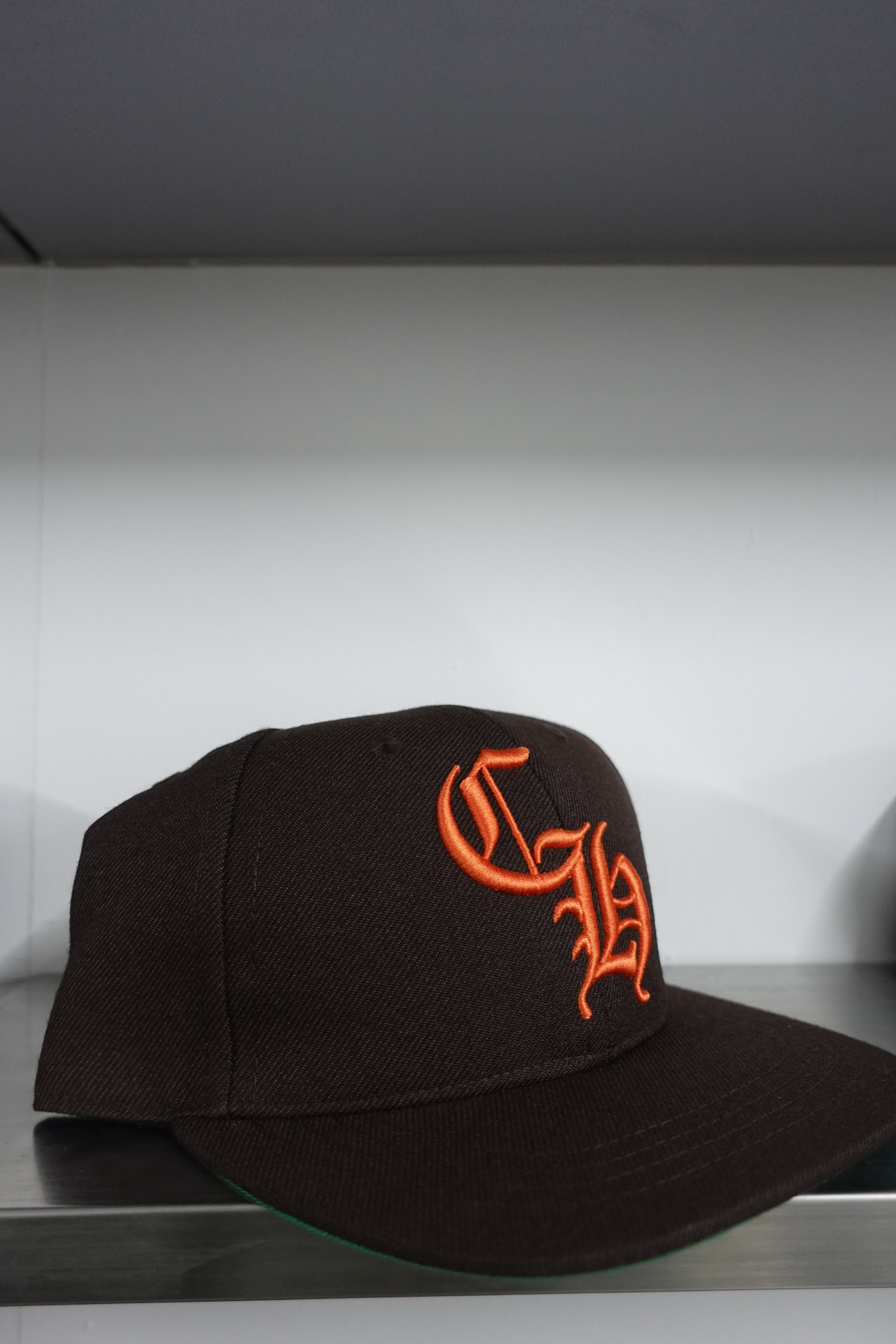 LETTER HAT BROWN/ORANGE