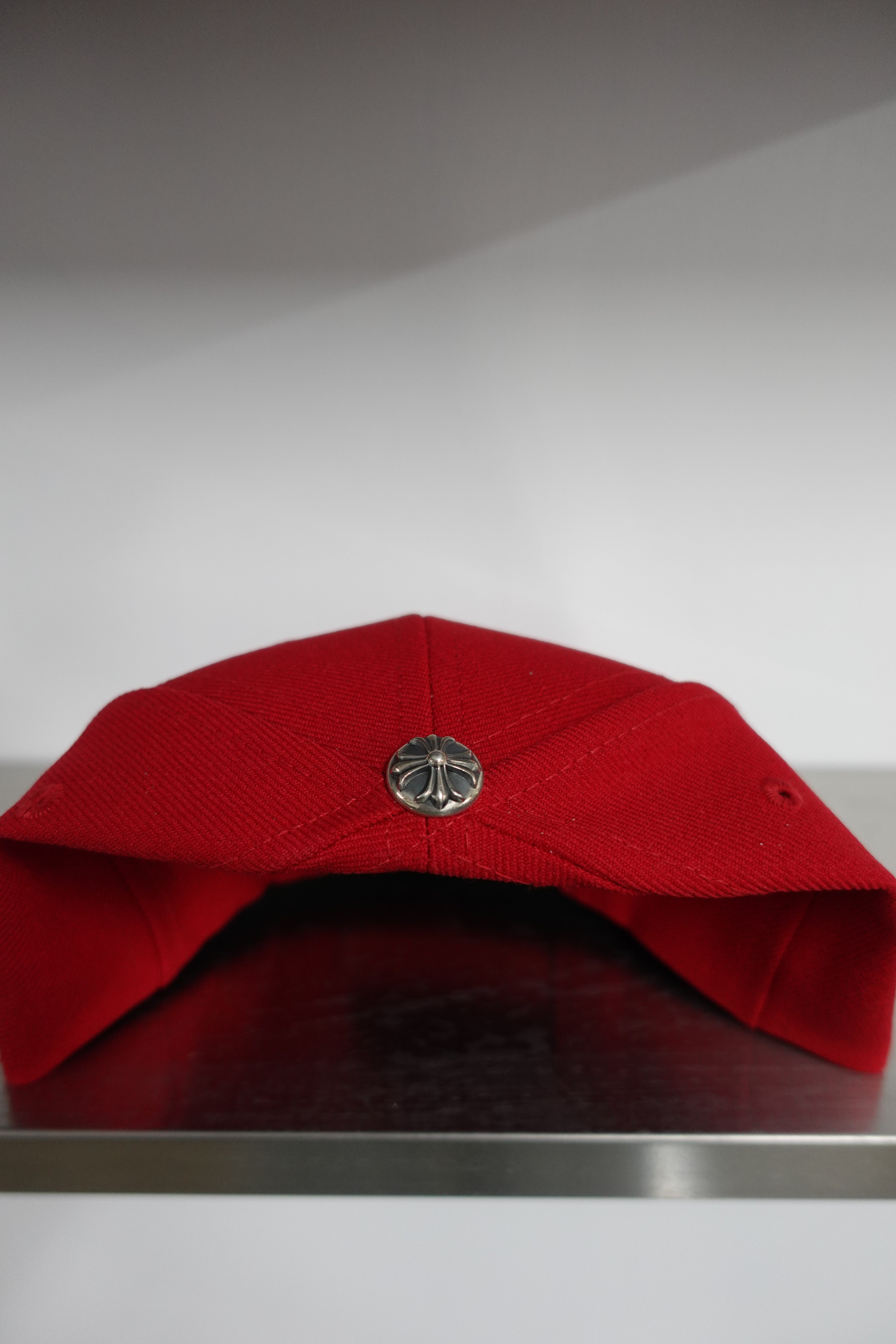 LETTER HAT RED/WHITE