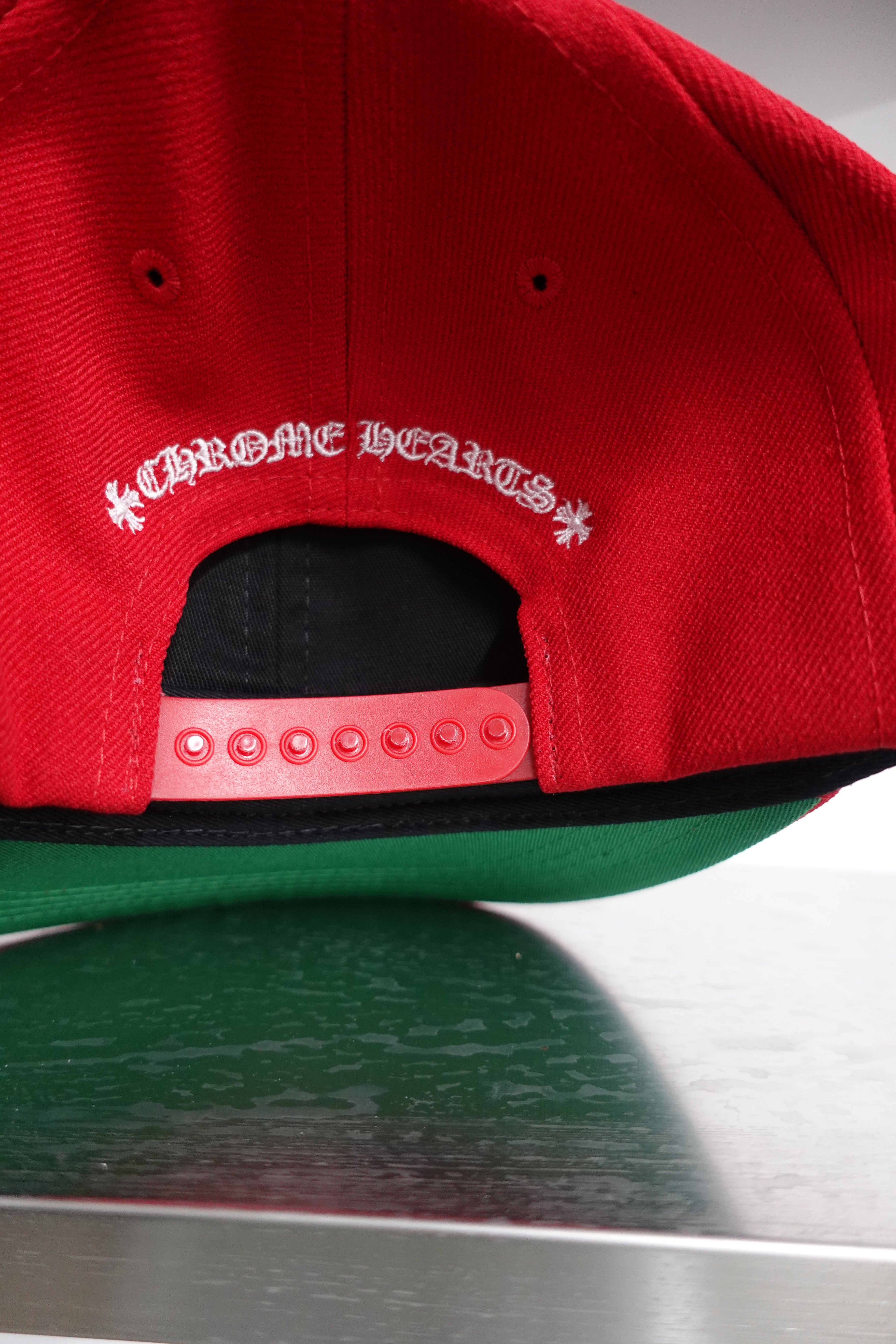 LETTER HAT RED/WHITE