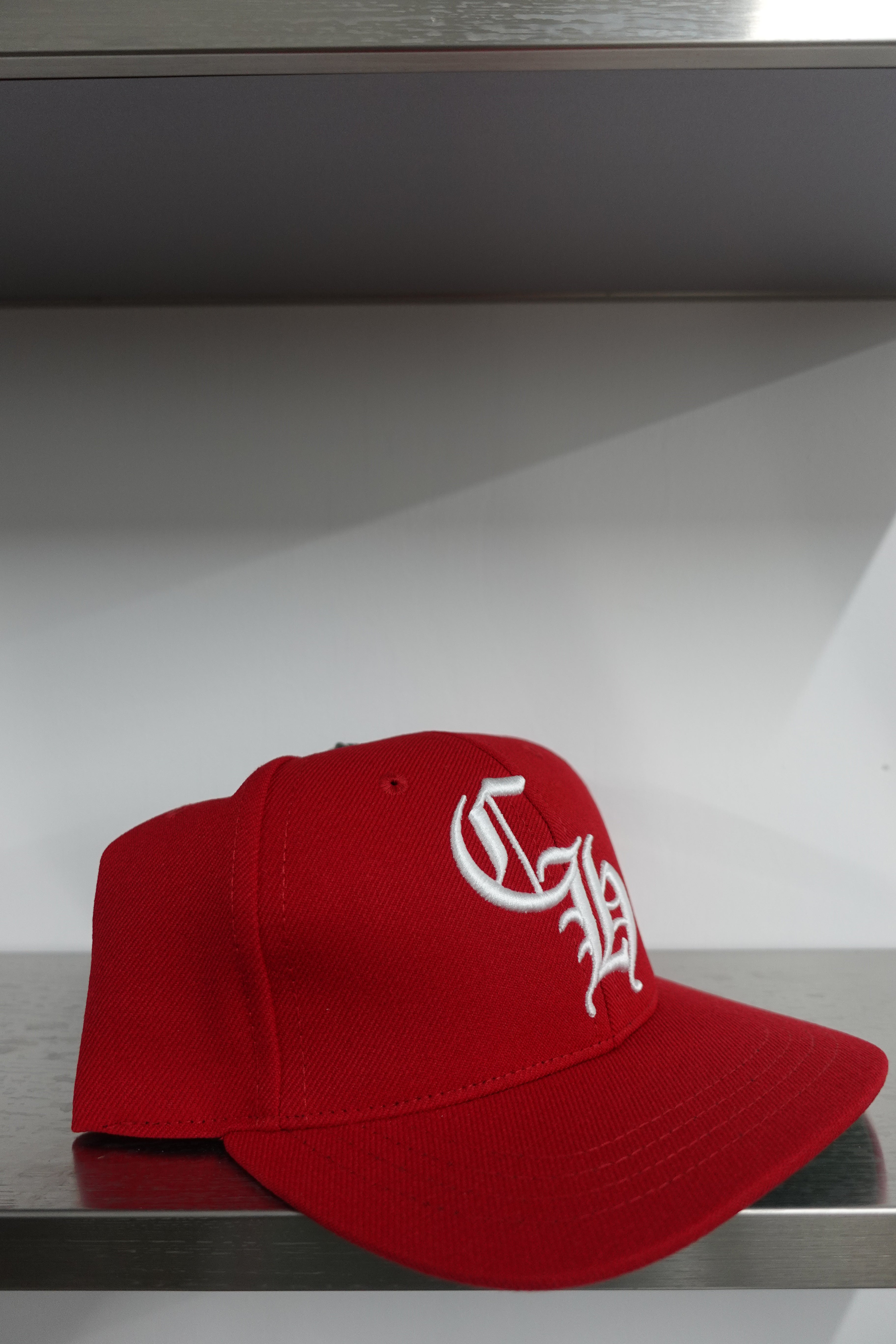 LETTER HAT RED/WHITE