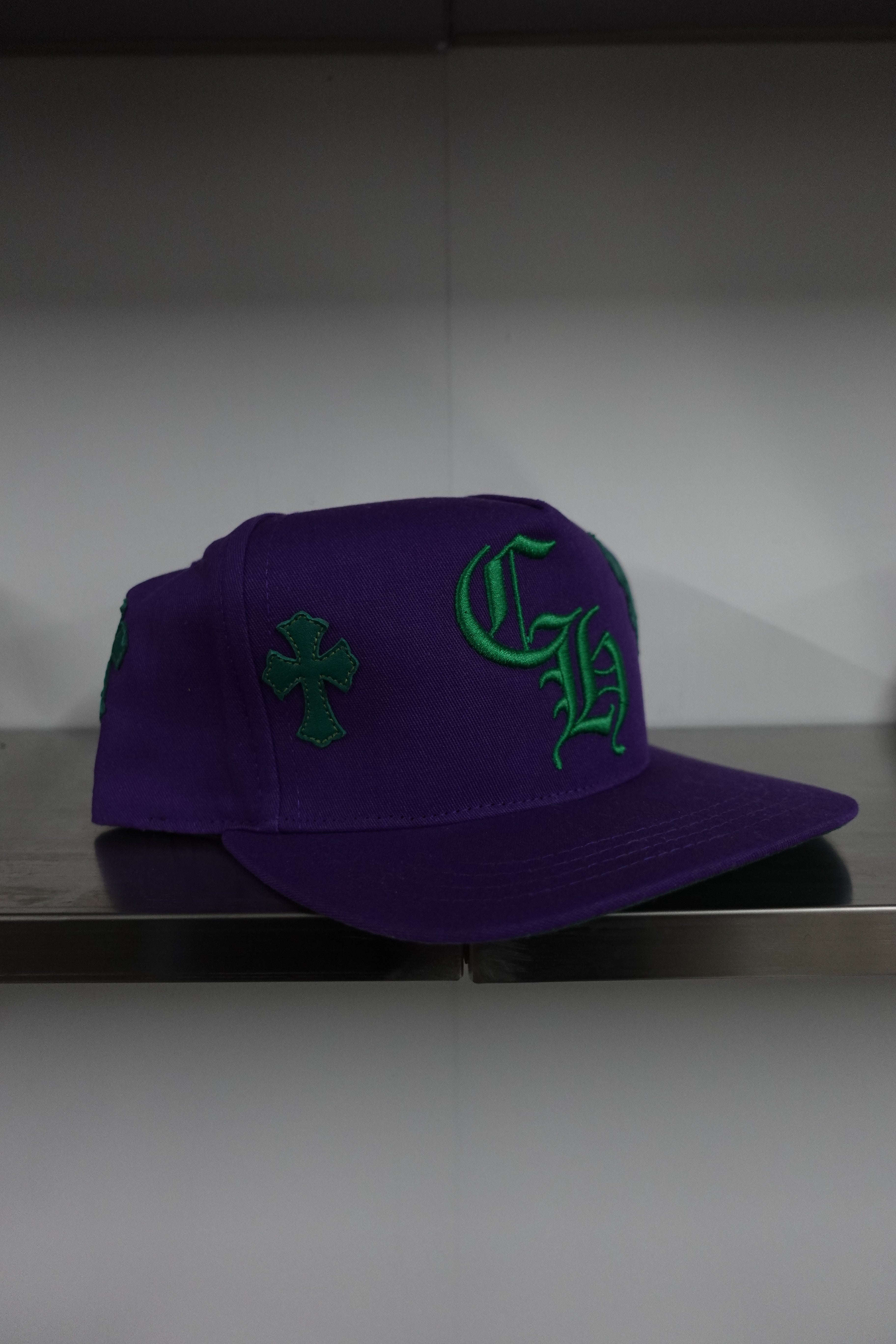 CROSS PATCH LETTER HAT PURPLE/GREEN