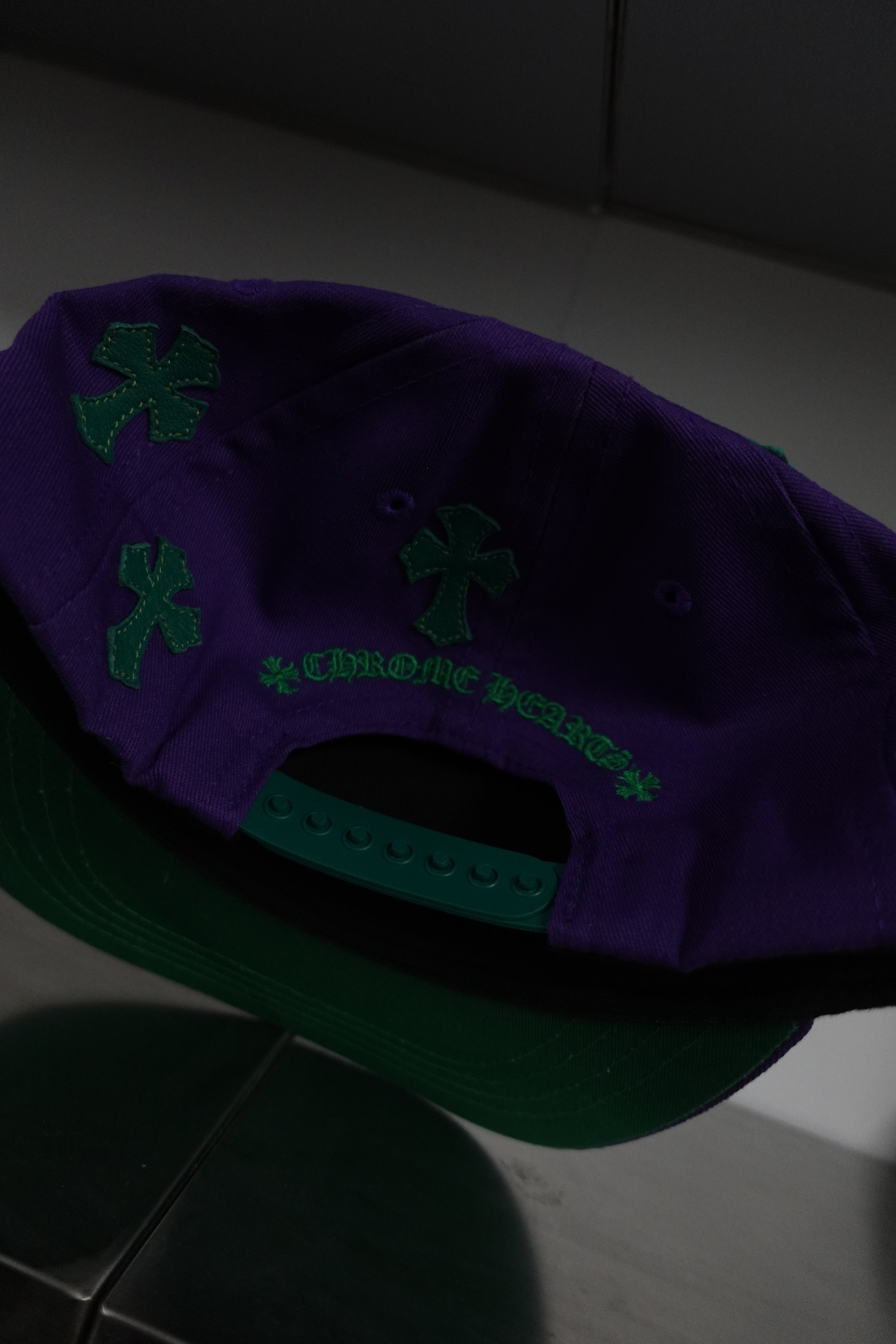 CROSS PATCH LETTER HAT PURPLE/GREEN