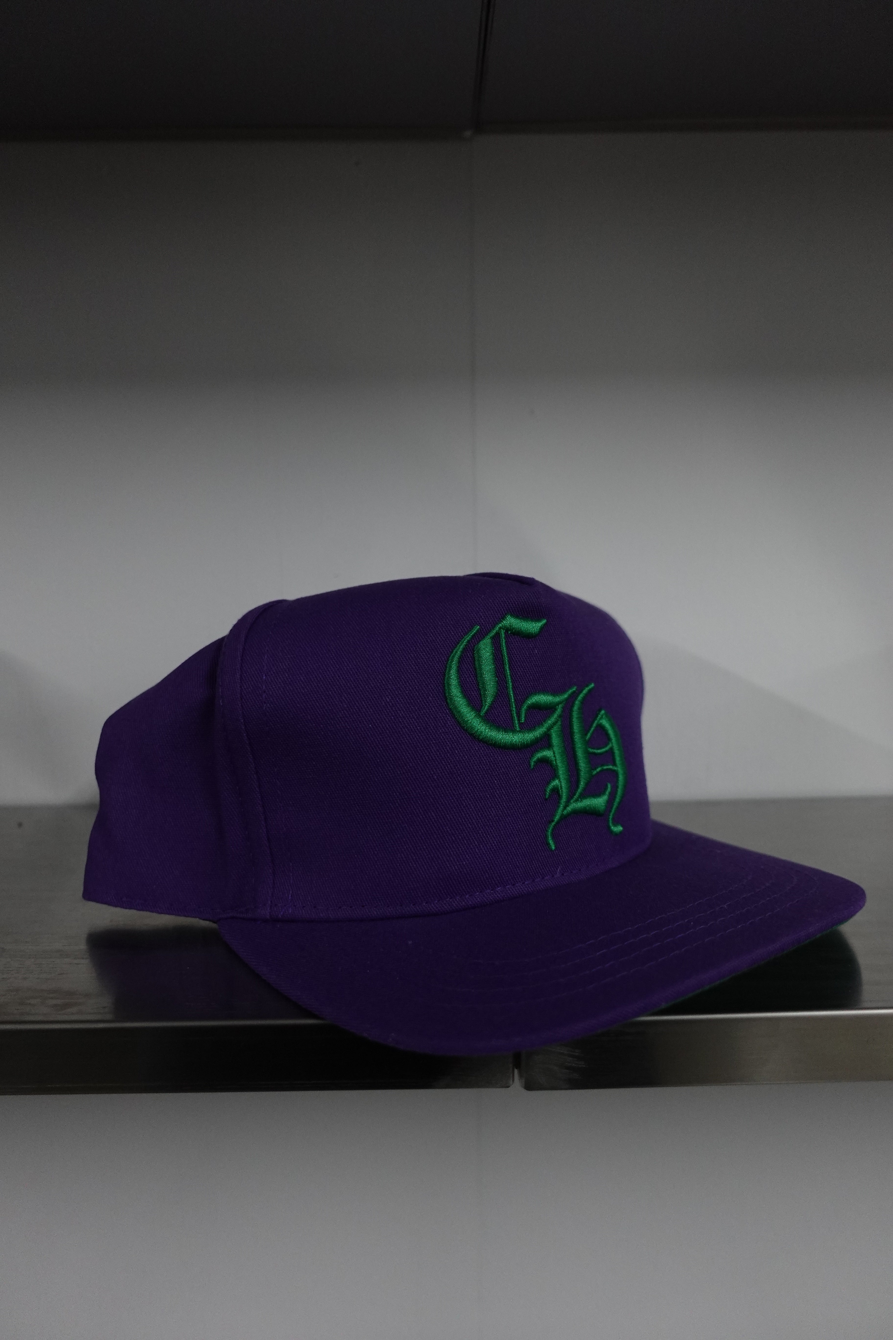 LETTER HAT PURPLE/GREEN