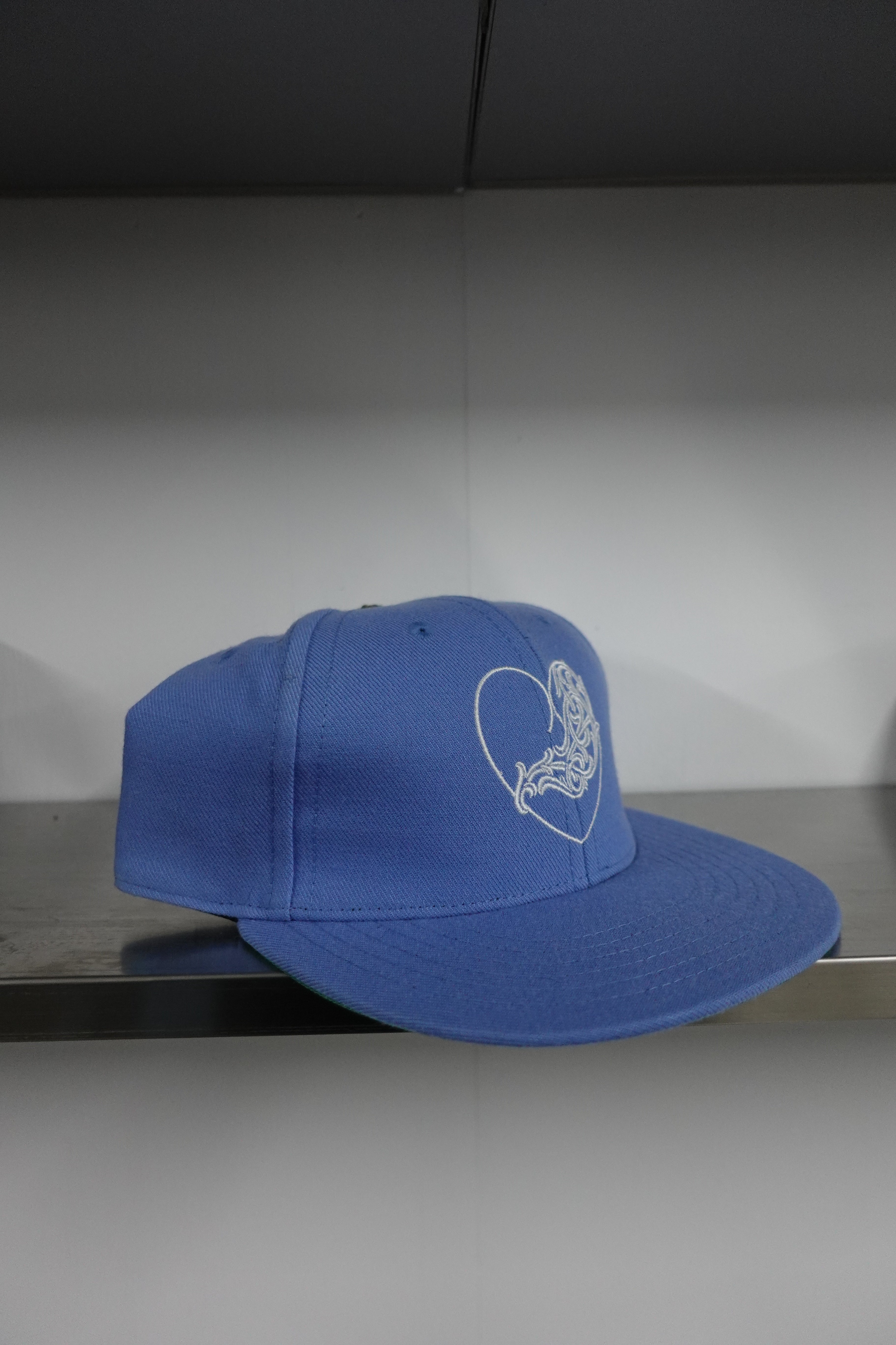 VINE HEART FITTED HAT BLUE