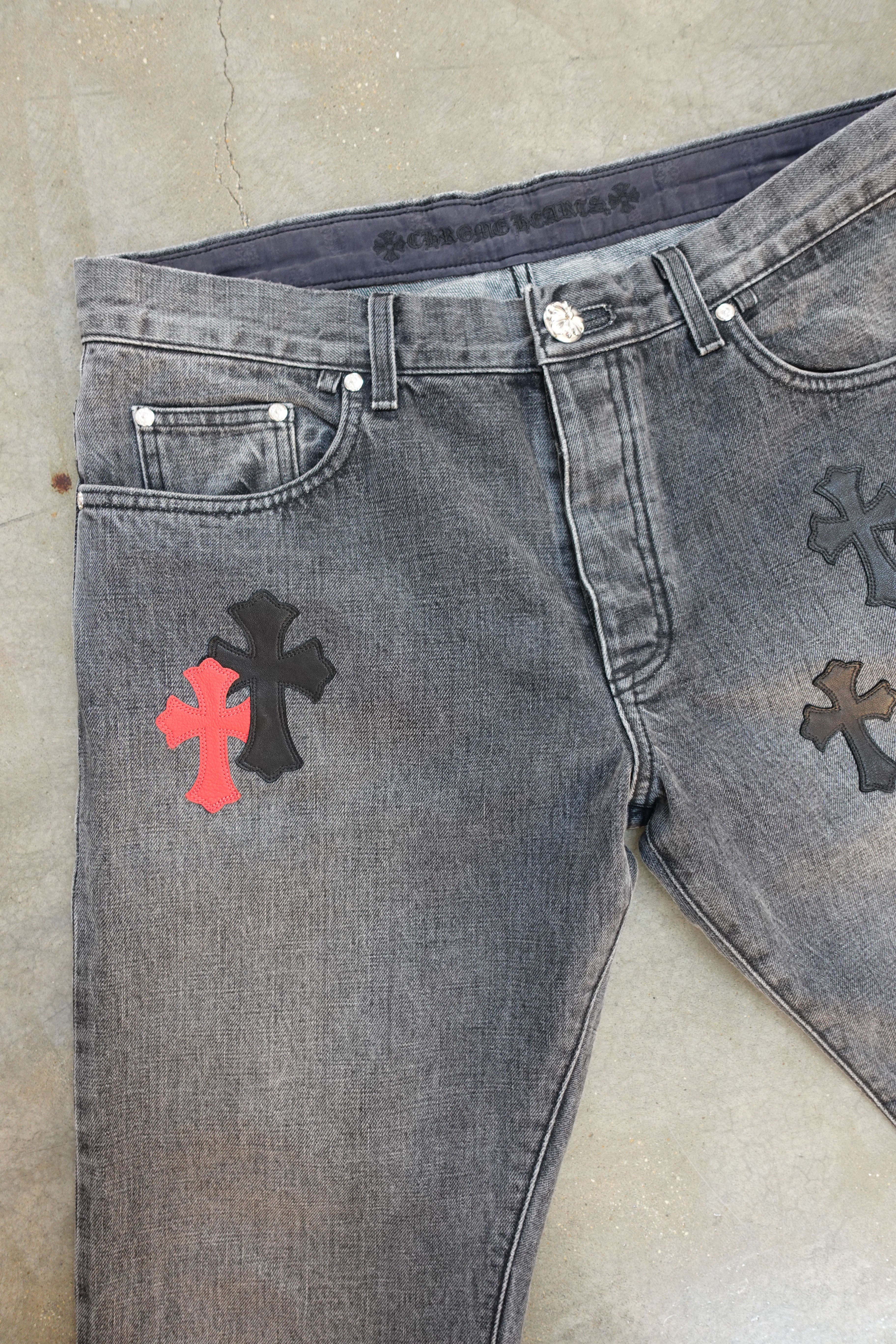 BLACK RED CROSS PATCH GREY CLB JEANS